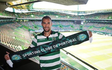 Bas Dost assina com o Sporting por três épocas