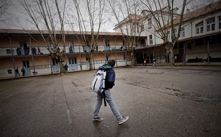 Escolas públicas e privadas sobem ligeiramente as médias