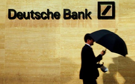 Deutsche Bank volta às quedas à espera de acordo com os EUA