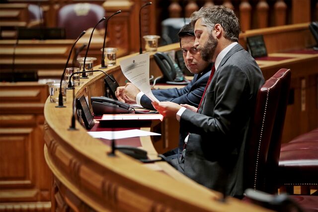 Governo insiste que plano para a Caixa 'não é de despedimento'