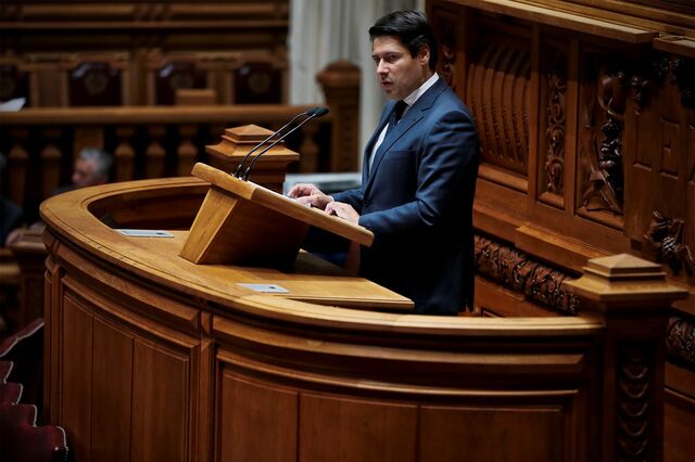 Ataque a ausência de Centeno marca arranque de debate da CGD