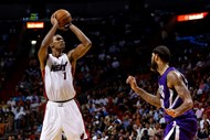 11- Chris Bosh, extremo-poste dos Miami Heat, vai receber 23,74 milhões de dólares na época 2016-2017