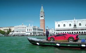 Vídeo: Um Lamborghini num barco em Veneza