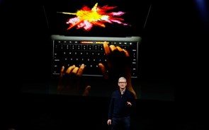 Novo MacBook Pro da Apple tem barra de ecrã táctil