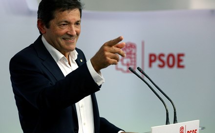 Apesar de aceitar dialogar com Rajoy, direcção interina do PSOE mantém veto