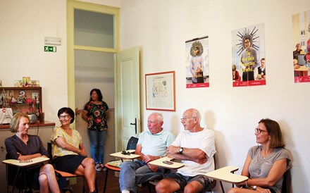 As aulas de português, na Alliance Française de Setúbal, nunca tiveram tantos alunos. Há 10 franceses a receber lições e está a ser preparada outra turma. 