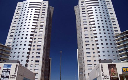 Condomínio Twin Towers (1999) da arquitecta Olga Quintanilha. 