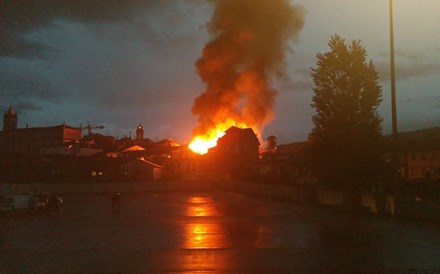 Incêndio em Guimarães entra em fase de rescaldo