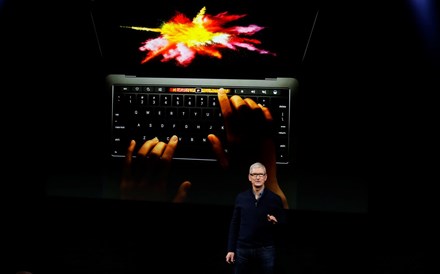 Novo MacBook Pro da Apple tem barra de ecrã táctil