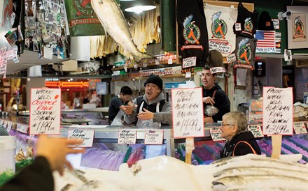 O Pike Place Market, criado pelo município de Seattle em 1907, tornou-se mundialmente famoso como exemplo de gestão graças ao mercado de peixe, onde os trabalhadores dão espectáculo enquanto atendem os clientes. Numa cidade que é um reduto do Partido Democrata, nem Hillary gera simpatias. 