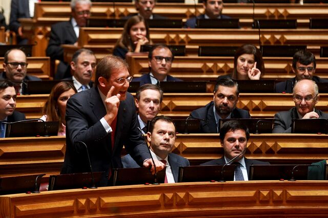 Passos não larga a Caixa e admite ir ao Constitucional