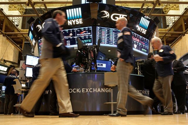 Nova investigação a e-mails de Hillary Clinton penaliza Wall Street