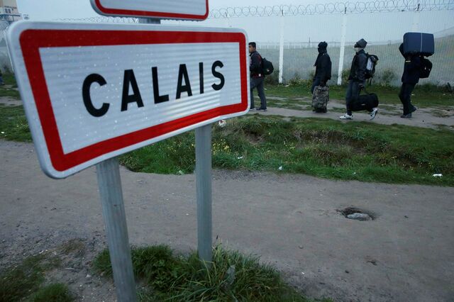 O adeus à 'selva' de Calais, rumo ao desconhecido