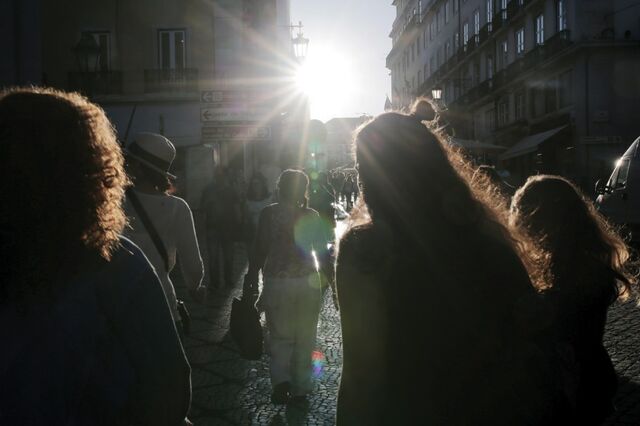 A economia surpreendeu os economistas. Eles explicam porquê