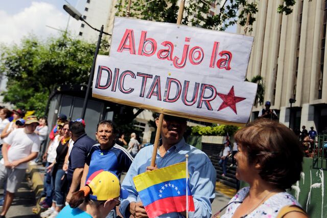 Milhares de venezuelanos protestam contra Governo de Maduro