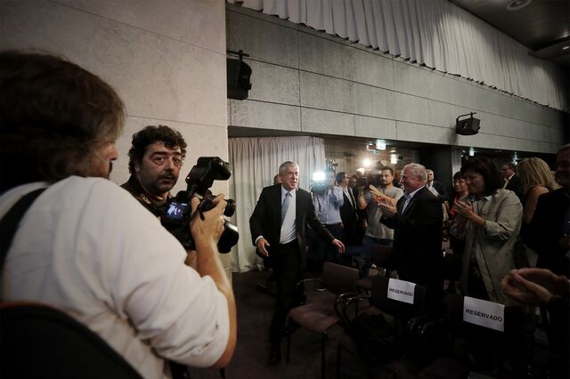 'Falsidade', diz Sócrates sobre dúvidas de autoria do livro