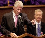 As políticas económicas de Bill Clinton aparentam ter ajudado ao comportamento das acções. Durante a administração do democrata, entre 1993 e 2001, o ganho anualizado do S&P 500 foi de 17,20%.