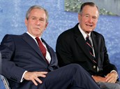 Os mandatos dos dois elementos do clã Bush resultaram em comportamentos distintos na bolsa. O S&P 500 obteve um retorno anualizado de 15,69% durante a administração de George H. W. Bush (pai) entre 1989 e 1993. 