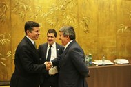 Paulo Fernandes saúda o ministro da Economia, com António Ramalho como testemunha. 