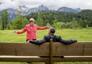 Alemanha, 8 de Julho de 2015. Talvez a fotografia mais conhecida de Merkel e Obama. Castelo de Elmau, perto de Garmisch-Partenkirchen.