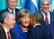 Turquia, 15 de Novembro de 2015. Obama cumprimenta Merkel antes da fotografia de família na cimeira do G20 realizada em Antália. 