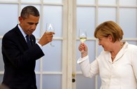 Alemanha, 19 de Junho de 2013. Obama e Merkel brindam depois do jantar realizado no castelo de Chralottenburg, em Berlim.