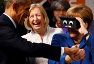 Alemanha, 25 de Abril de 2016. Obama e Merkel divertidos numa feira realizada na cidade de Hannover.