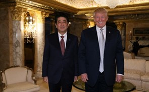 Trump ao lado de Shinzo Abe condena lançamento de míssil pela Coreia do Norte