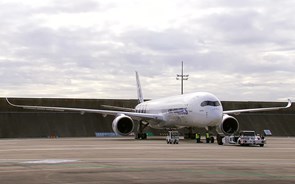 Descolagem do Airbus A350-1000 para o voo inaugural