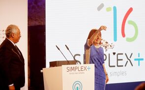 Durante a apresentação do programa Simplex, António Costa ofereceu uma “vaca voadora” à sua ministra da Presidência 