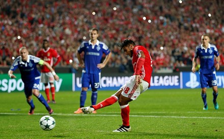 Benfica vence Dínamo Kiev e sobe a segundo no grupo B