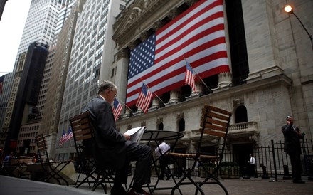 Wall Street termina no verde em sessão que passou de pânico a alívio