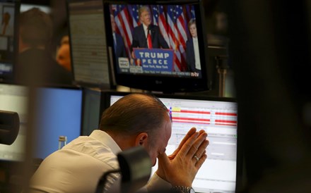 Wall Street arranca com perdas ligeiras após vitória de Trump