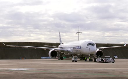 Descolagem do Airbus A350-1000 para o voo inaugural