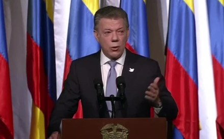 Acordo de paz na Colômbia assinado por Juan Manuel dos Santos e líder das FARC