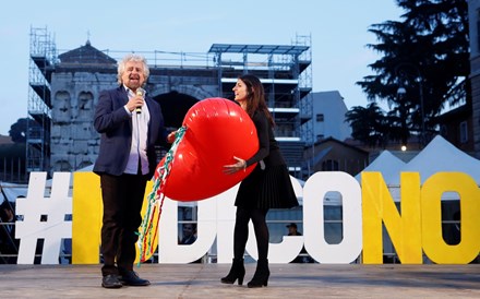 O Movimento 5 Estrelas de Beppe Grillo e de Virginia Raggi (autarca de Roma) lidera a campanha do 'não'.