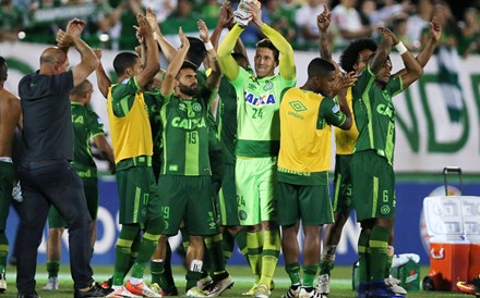 Suspensa final da Taça Sul-Americana de Futebol após queda de avião com equipa brasileira