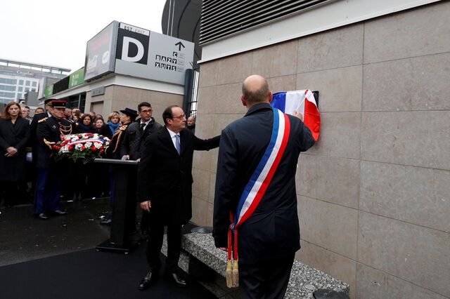 Paris presta homenagem às vítimas de há um ano dos atentados terroristas