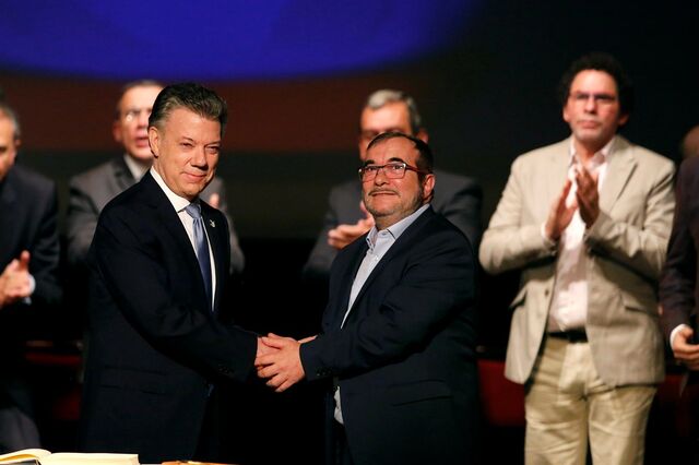 Governo colombiano e FARC assinam segundo acordo de paz