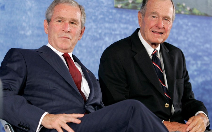 Os mandatos dos dois elementos do clã Bush resultaram em comportamentos distintos na bolsa. O S&P 500 obteve um retorno anualizado de 15,69% durante a administração de George H. W. Bush (pai) entre 1989 e 1993. 