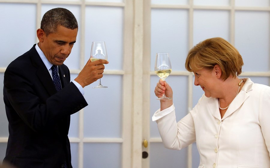 Alemanha, 19 de Junho de 2013. Obama e Merkel brindam depois do jantar realizado no castelo de Chralottenburg, em Berlim.