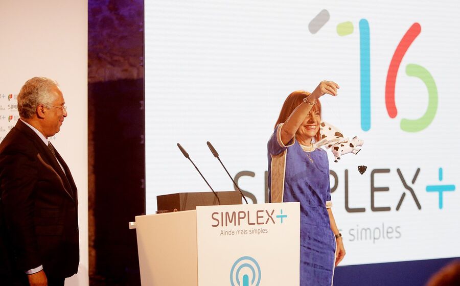 Durante a apresentação do programa Simplex, António Costa ofereceu uma “vaca voadora” à sua ministra da Presidência