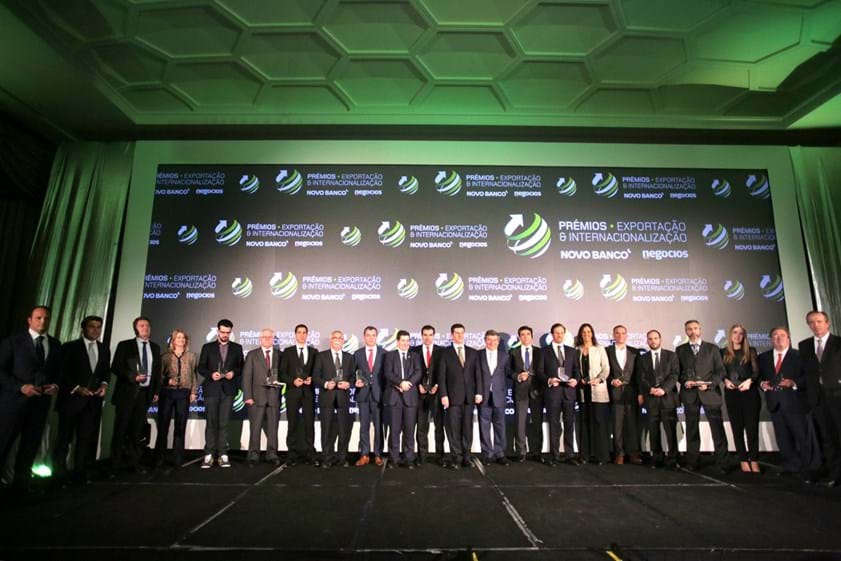 Os 20 premiados pela iniciativa do Jornal de Negócios e do Novo Banco juntaram-se no palco para tirarem uma fotografia para a sua história.  