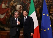 Renzi, a vítima referendária: O agora ex-primeiro-ministro italiano, Matteo Renzi, já admitiu que foi um 'erro' ter politizado o referendo constitucional que acabou por ditar a sua demissão. O chumbo às alterações à Constituição deixou Itália com um Governo mais fragilizado e com um sistema político enquadrado por duas leis eleitorais: uma para cada câmara do Parlamento (Deputados e Senado). Itália deverá ter eleições já em 2017.