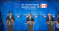 O acordo difícil entre Canadá e UE: Depois de avanços e um recuo que parecia insanável, pela oposição de uma região belga, a União Europeia lá conseguiu fechar, em Outubro, o acordo comercial com o Canadá. O CETA (Comprehensive Economic and Trade Agreement) foi selado numa cimeira em Bruxelas, com o primeiro-ministro canadiano, Justin Trudeau. Ficou assinado o acordo que eliminará direitos aduaneiros dos dois blocos, com aplausos de vários sectores.