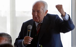 Mário Soares está estável mas continua nos cuidados intensivos