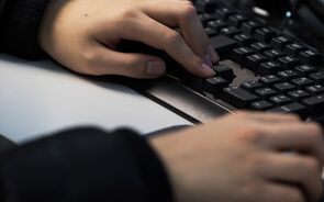 jovens a trabalhar no computador