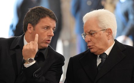 Renzi perde referendo, demite-se e deixa Itália num limbo