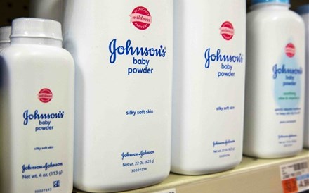 Johnson & Johnson sabia há décadas que havia amianto no seu pó de talco