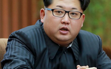 O Ocidente acordou no Dia dos Reis com a notícia: a Coreia do Norte garantia ter efectuado o primeiro teste com uma bomba de hidrogénio (bomba H). Apesar do anúncio de Kim Jong-Un, as dúvidas sobre a capacidade de Pyongyang deter tecnologia para construir a bomba H foram logo levantadas. O que é certo é que o o Departamento de Geologia dos Estados Unidos registou actividade sísmica com uma magnitude de 5,1 naquele país. Já os testes nucleares terão continuado ao longo do ano.